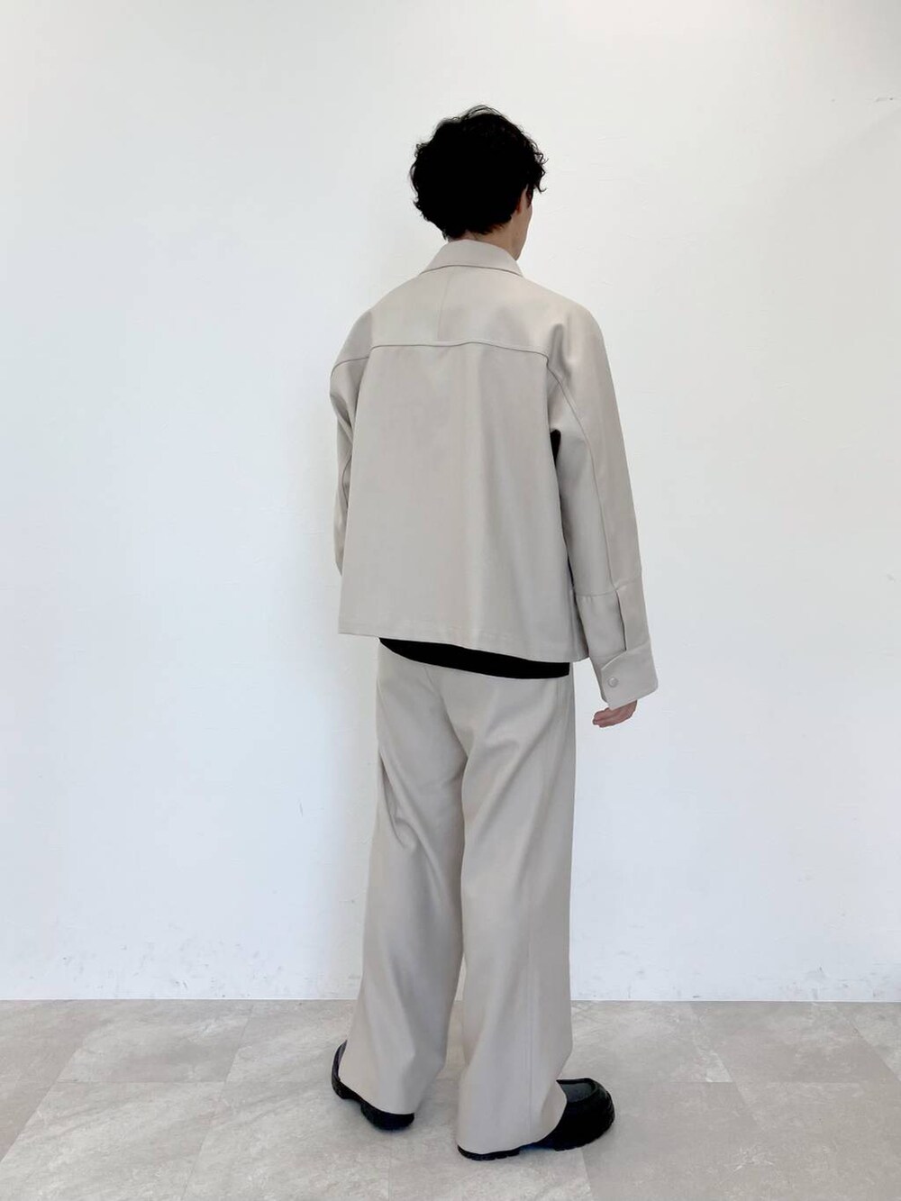 ベージュ系のその他アウター、ブラック系のTシャツ/カットソー、ベージュ系のその他パンツを着用したメンズの夏コーディネートの3枚目の写真