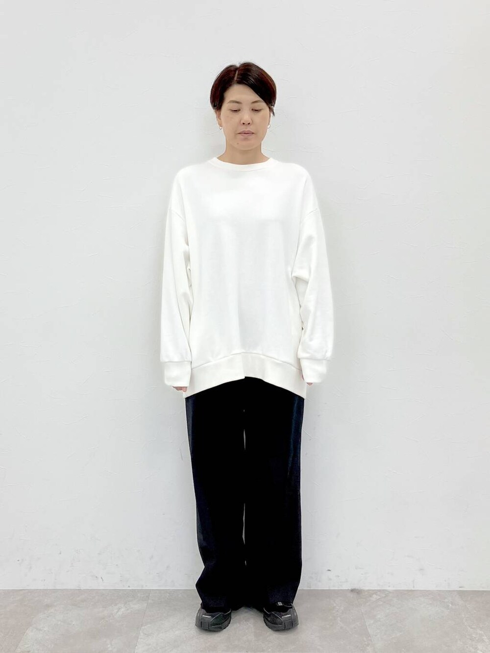 ホワイト系のスウェット、ブラック系のスラックス、ブラック系のその他パンツを着用したレディースの秋コーディネートの6枚目の写真