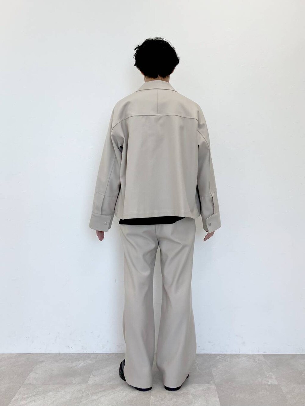 ベージュ系のその他アウター、ブラック系のTシャツ/カットソー、ベージュ系のその他パンツを着用したメンズの夏コーディネートの7枚目の写真