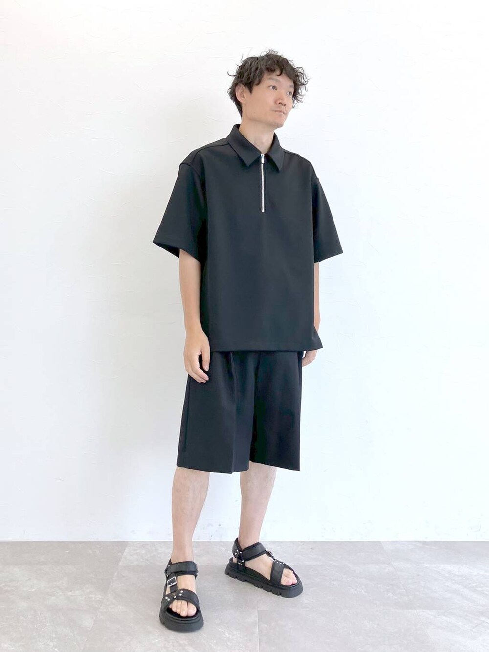 ブラック系のその他パンツを着用したメンズの夏コーディネートの2枚目の写真