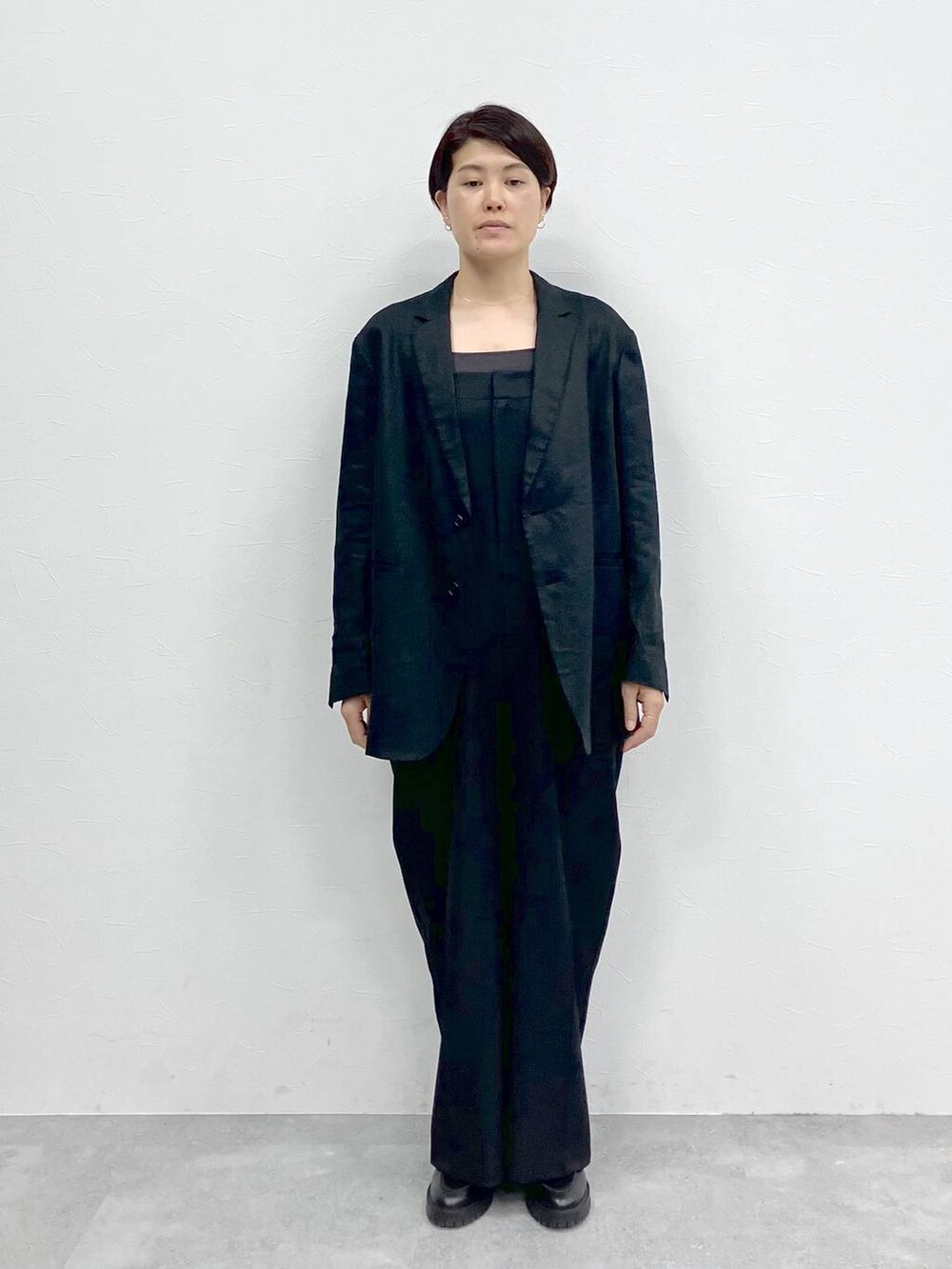 「モード、ワントーン、ベーシック/シンプル、ユニセックス、休日コーデ、高身長、高見え、リラックス、きれいめ、旅行、シンプルコーデ、STERNBERG、ジャケット、ジャケットスタイル、タンクトップ」｜「STERNBERGのオーバーリネンテーラードジャケット（テーラードジャケット、ブラック系）」を使った、STERNBERGさん（レディース・166cm）の冬コーディネートの4枚目の写真