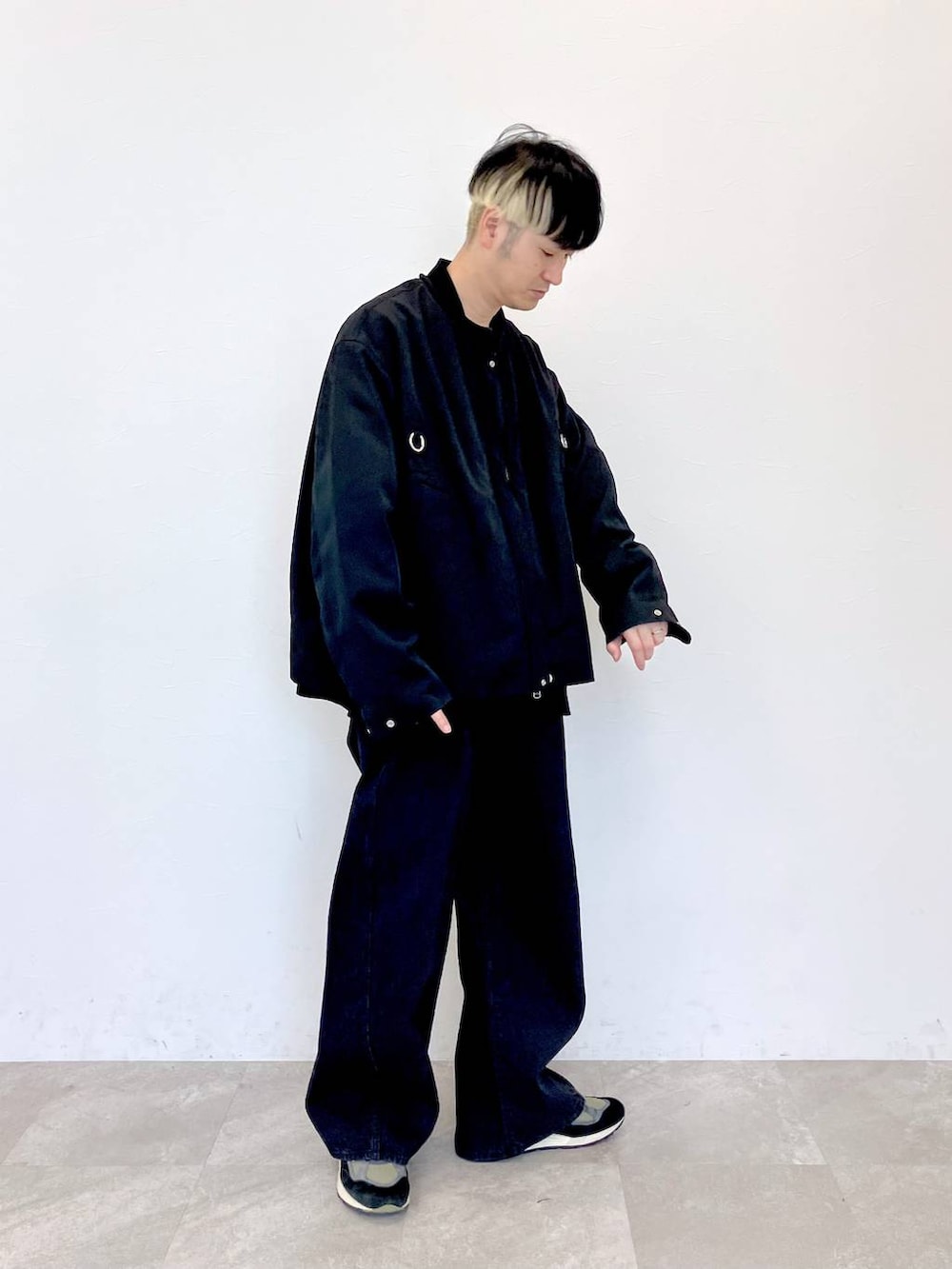 ブラック系のデニムパンツ、ブラック系のデニムパンツ、ブラック系のMA-1を着用したメンズの秋コーディネートの2枚目の写真