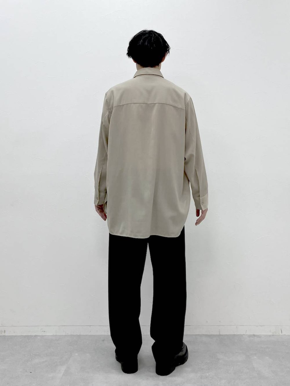 ベージュ系のシャツ/ブラウス、ブラック系のその他パンツを着用したメンズの冬コーディネートの6枚目の写真