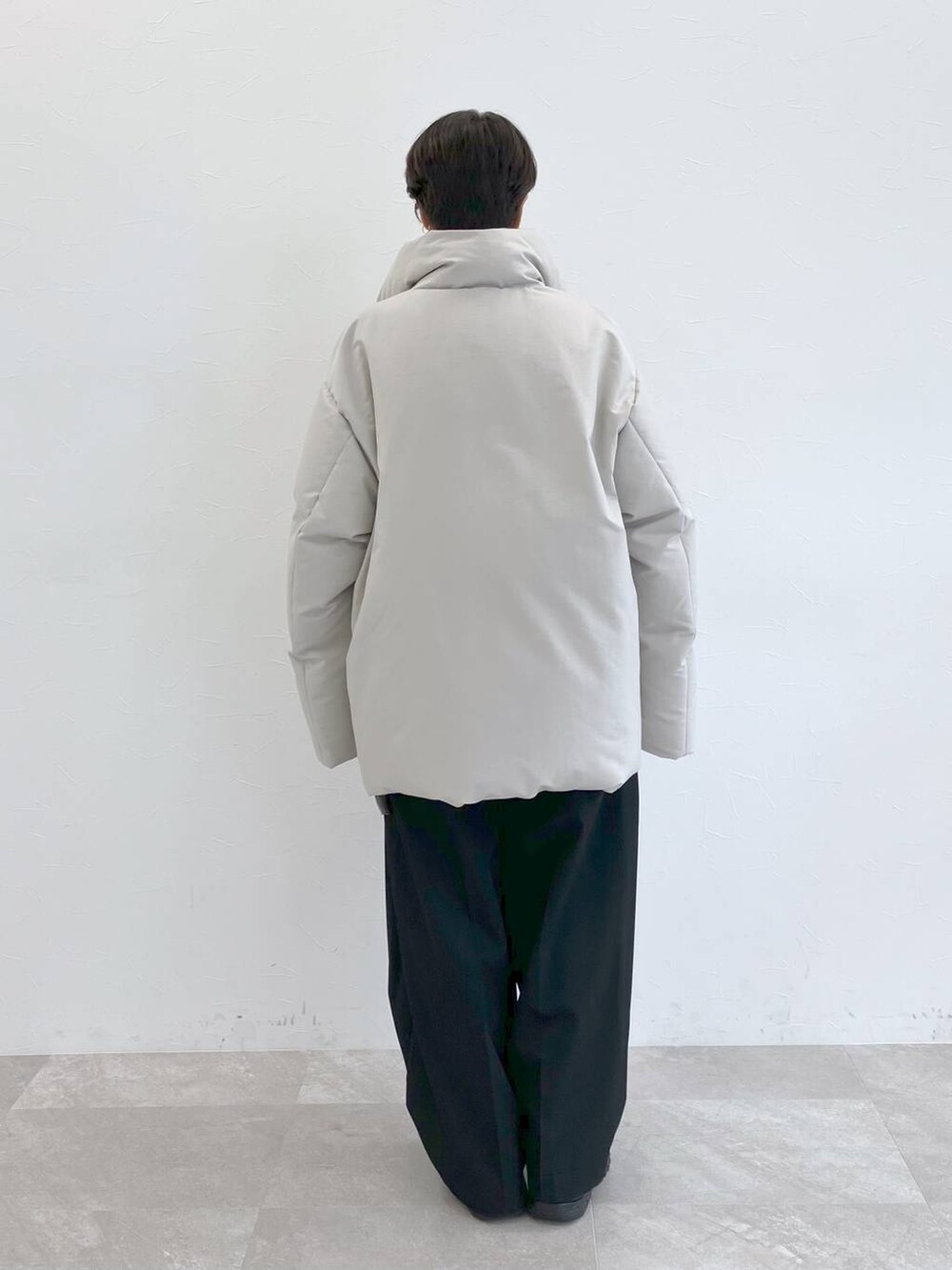 「モード、ベーシック/シンプル、ユニセックス、休日コーデ、高身長、高見え、リラックス、きれいめ、旅行、シンプルコーデ、STERNBERG、ダウンジャケット、冬コーデ、冬アウター、ニット」｜「STERNBERGのウールギャバワイドプリーツパンツ（その他パンツ、ブラック系）」を使った、STERNBERGさん（レディース・168cm）の秋コーディネートの6枚目の写真