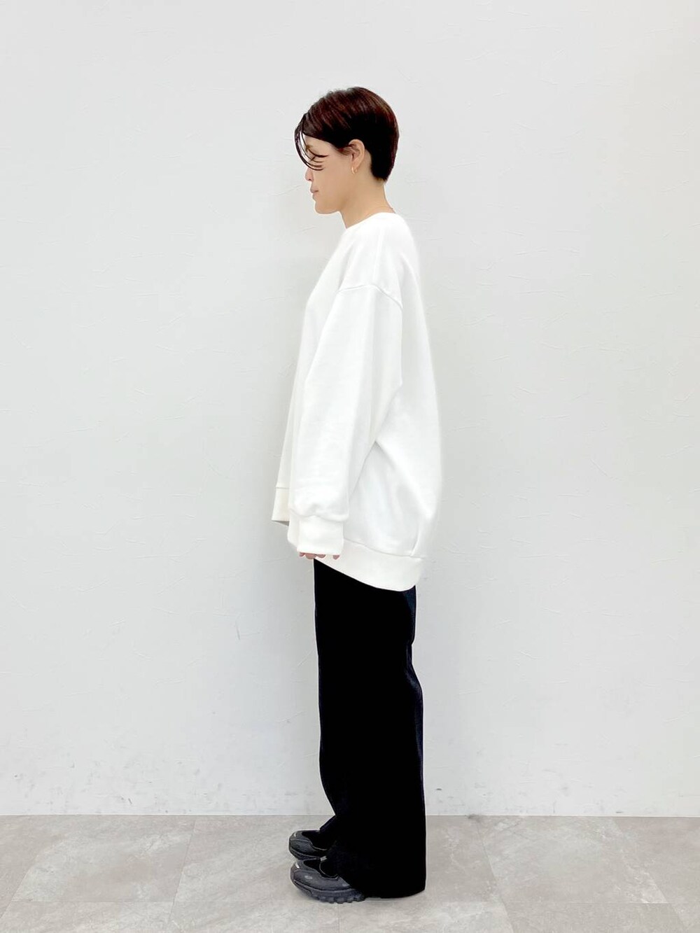 ホワイト系のスウェット、ブラック系のスラックス、ブラック系のその他パンツを着用したレディースの秋コーディネートの7枚目の写真