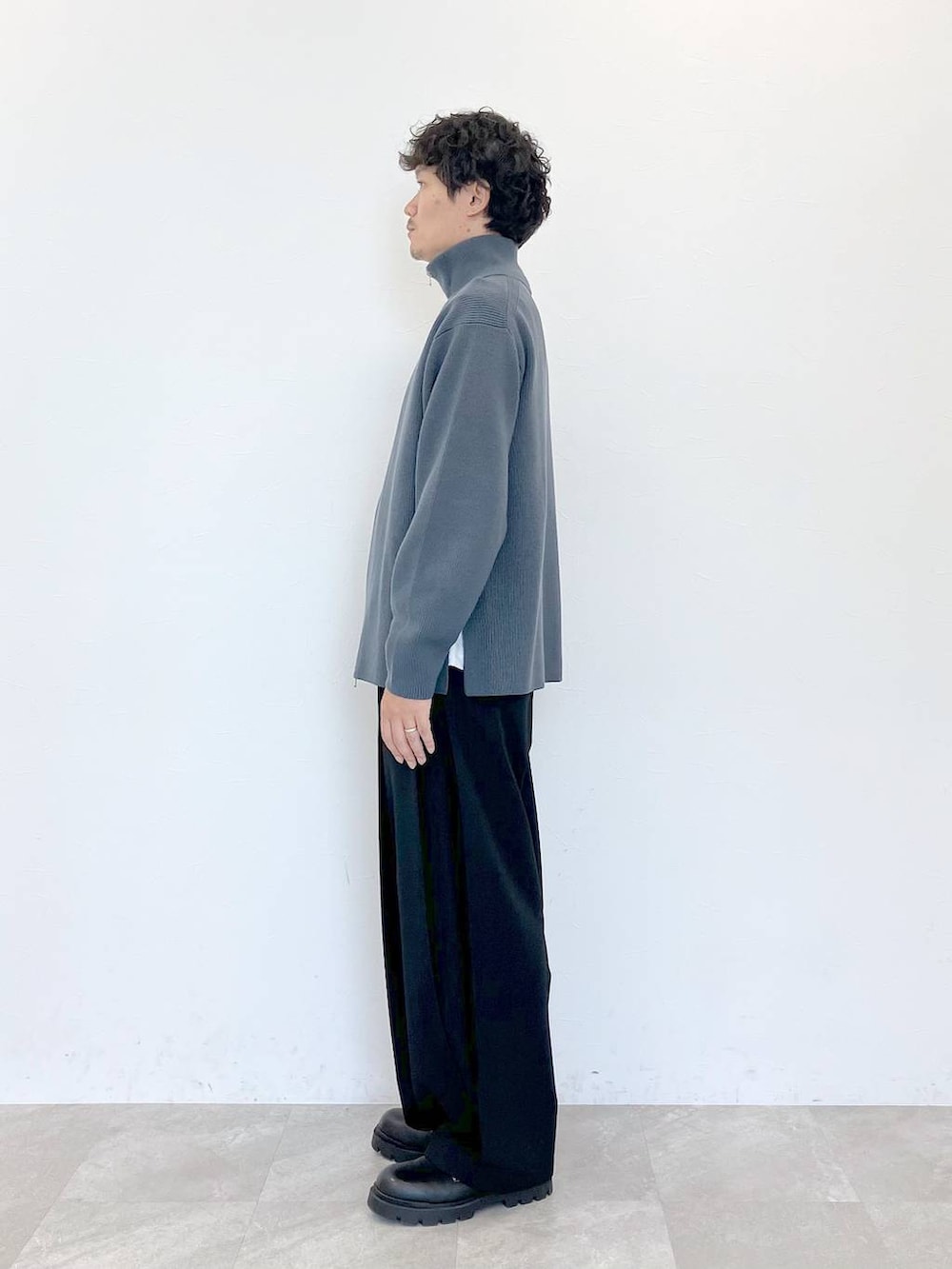 ブラック系のその他パンツ、グレー系のカーディガン/ボレロを着用したメンズの秋コーディネートの5枚目の写真