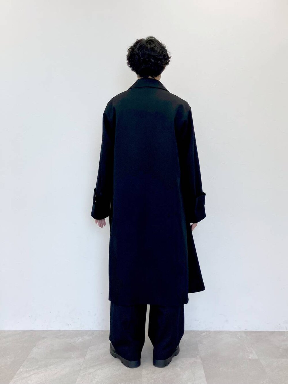 ブラック系のその他パンツ、ブラック系のステンカラーコートを着用したメンズの秋コーディネートの9枚目の写真