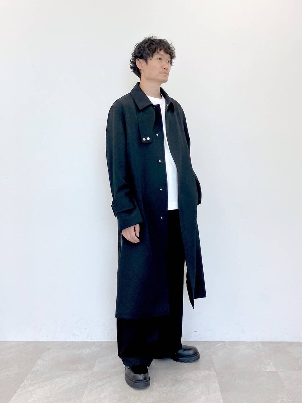 ブラック系のその他パンツ、ブラック系のステンカラーコートを着用したメンズの秋コーディネートの4枚目の写真