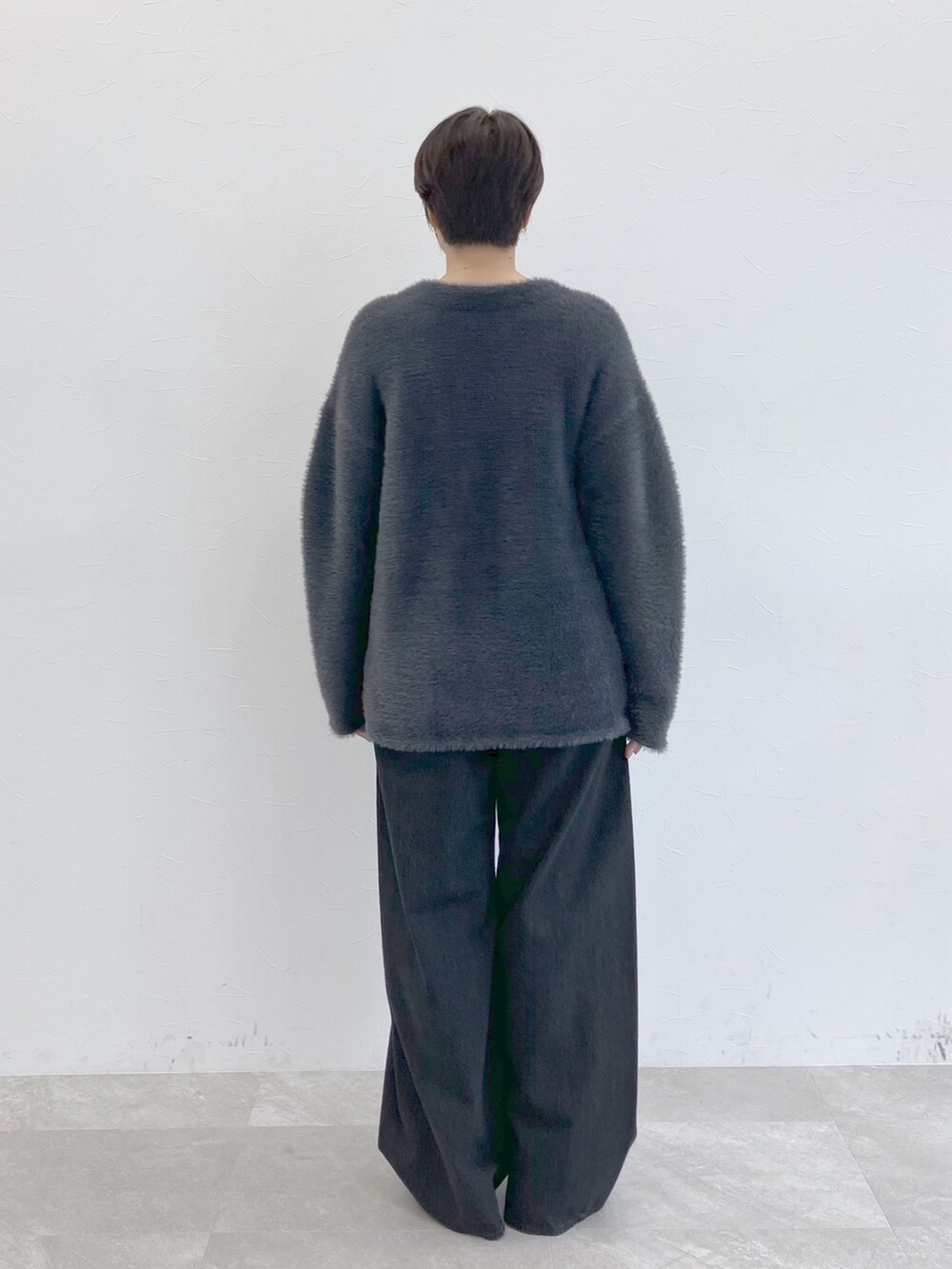 グレー系のカーディガン/ボレロ、グレー系のカーディガン/ボレロ、ブラック系のデニムパンツを着用したレディースの秋コーディネートの6枚目の写真