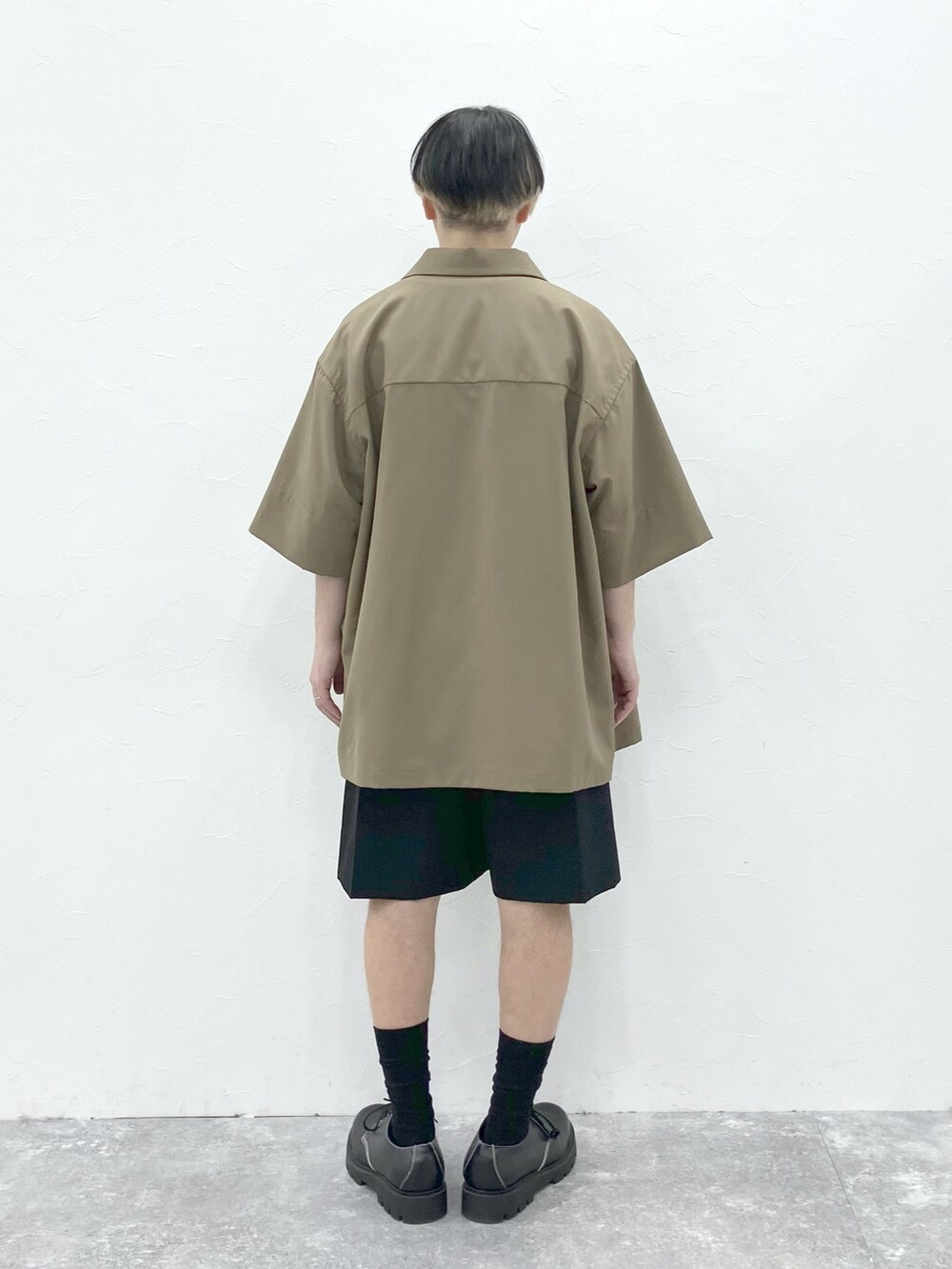 「STERNBERG、似合うラボに行こう、シンプルコーデ、シャツスタイル、ハーフパンツ、ショートパンツ、モード、きれいめカジュアル、大人カジュアル、プリーツパンツ、ベージュ、夏コーデ、シンプルスタイル、休日スタイル、レイヤードスタイル」｜「STERNBERGのSTERNBERG/ウールタイプライターシャツ/991732（シャツ/ブラウス、ブラウン系）」を使った、STERNBERGさん（メンズ・168cm）の冬コーディネートの7枚目の写真