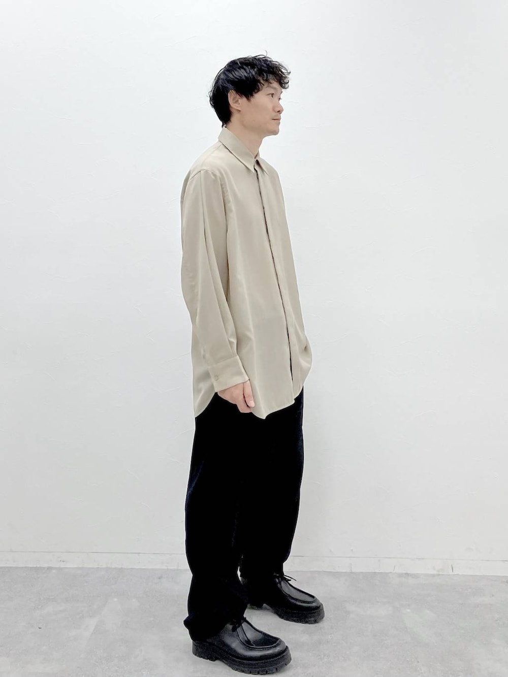 ベージュ系のシャツ/ブラウス、ブラック系のその他パンツを着用したメンズの冬コーディネートの2枚目の写真