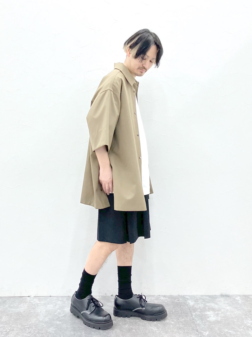「STERNBERG、似合うラボに行こう、シンプルコーデ、シャツスタイル、ハーフパンツ、ショートパンツ、モード、きれいめカジュアル、大人カジュアル、プリーツパンツ、ベージュ、夏コーデ、シンプルスタイル、休日スタイル、レイヤードスタイル」｜「STERNBERGのSTERNBERG/ウールタイプライターシャツ/991732（シャツ/ブラウス、ブラウン系）」を使った、STERNBERGさん（メンズ・168cm）の冬コーディネートの2枚目の写真