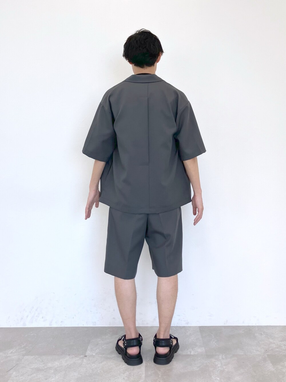 グレー系のその他アウター、ブラック系のTシャツ/カットソー、グレー系のその他パンツを着用したメンズの春コーディネートの7枚目の写真