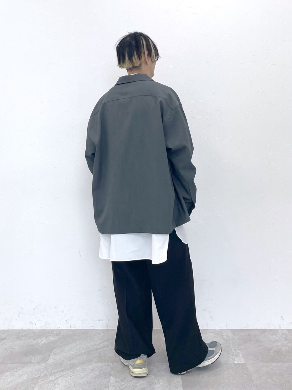 グレー系のブルゾン、ホワイト系のシャツ/ブラウス、ブラック系のスラックスを着用したメンズの冬コーディネートの3枚目の写真