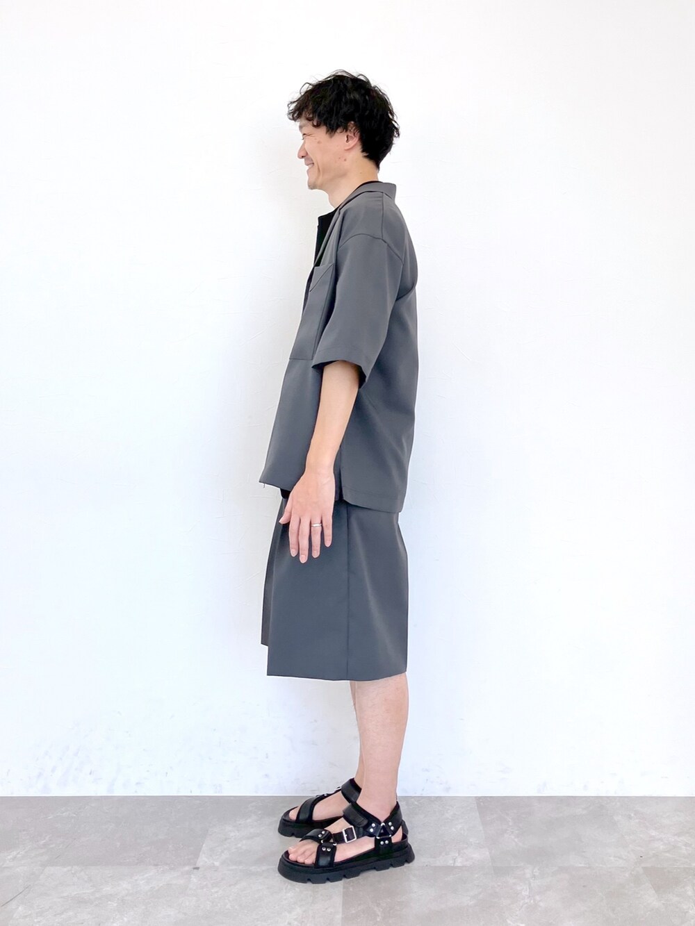 グレー系のその他アウター、ブラック系のTシャツ/カットソー、グレー系のその他パンツを着用したメンズの春コーディネートの6枚目の写真