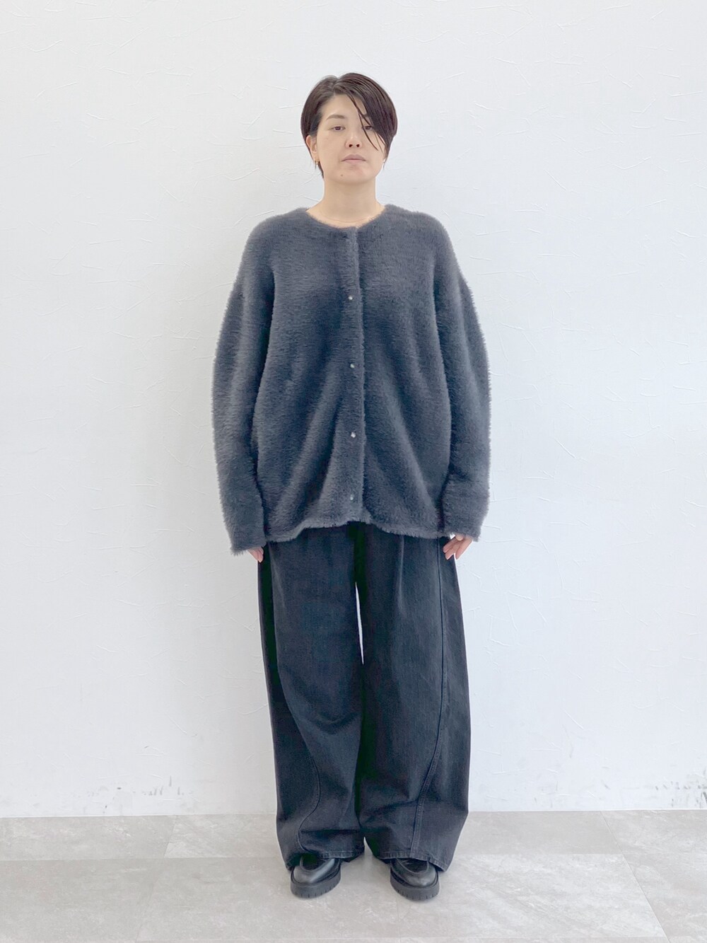 グレー系のカーディガン/ボレロ、グレー系のカーディガン/ボレロ、ブラック系のデニムパンツを着用したレディースの秋コーディネートの4枚目の写真