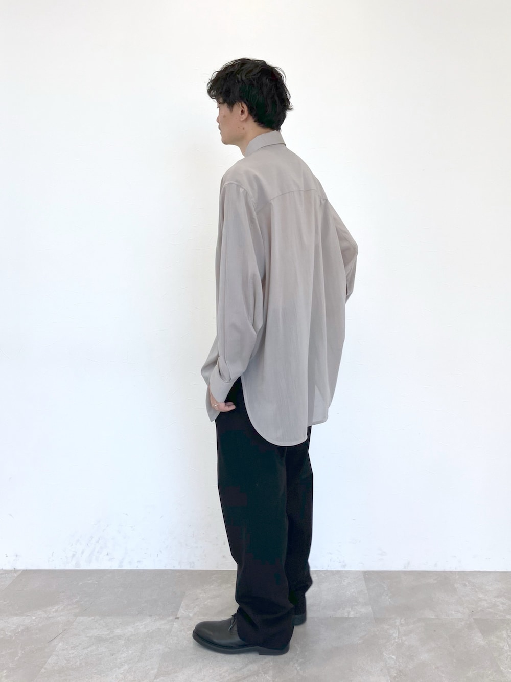 ブラック系のベスト、ベージュ系のシャツ/ブラウス、ブラック系のスラックスを着用したメンズの春コーディネートの10枚目の写真