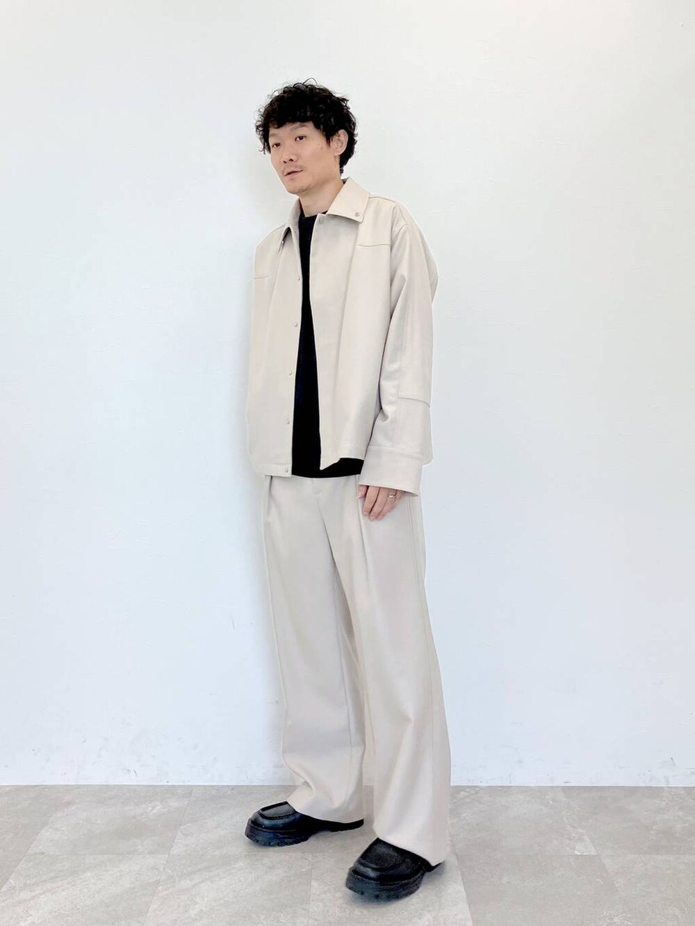ベージュ系のその他アウター、ブラック系のTシャツ/カットソー、ベージュ系のその他パンツを着用したメンズの夏コーディネートの4枚目の写真
