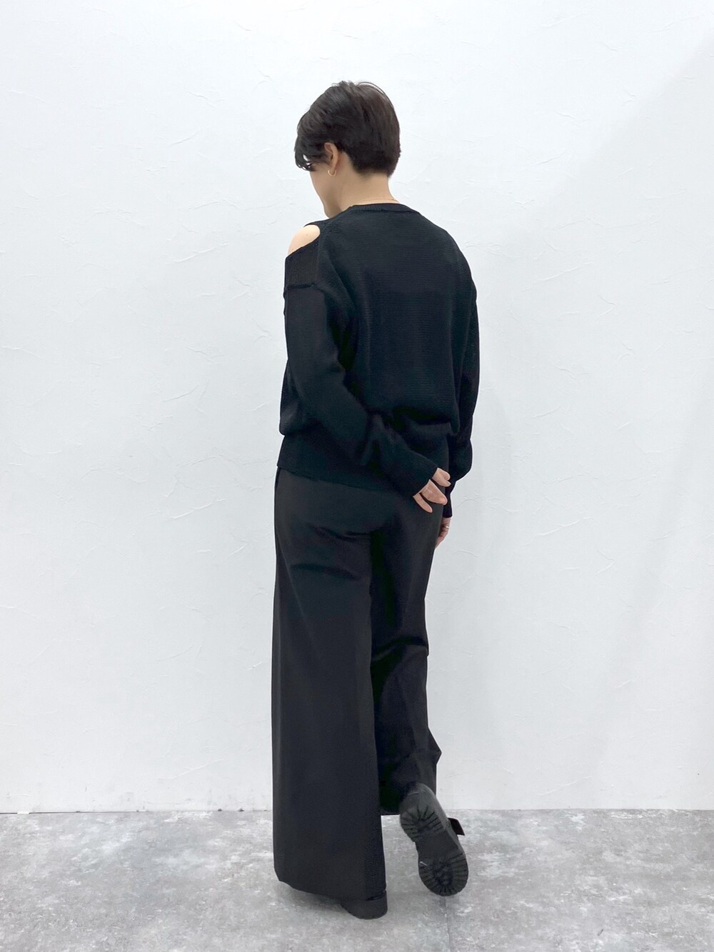 ブラック系のニット/セーター、ブラック系のスラックスを着用したレディースの春コーディネートの4枚目の写真