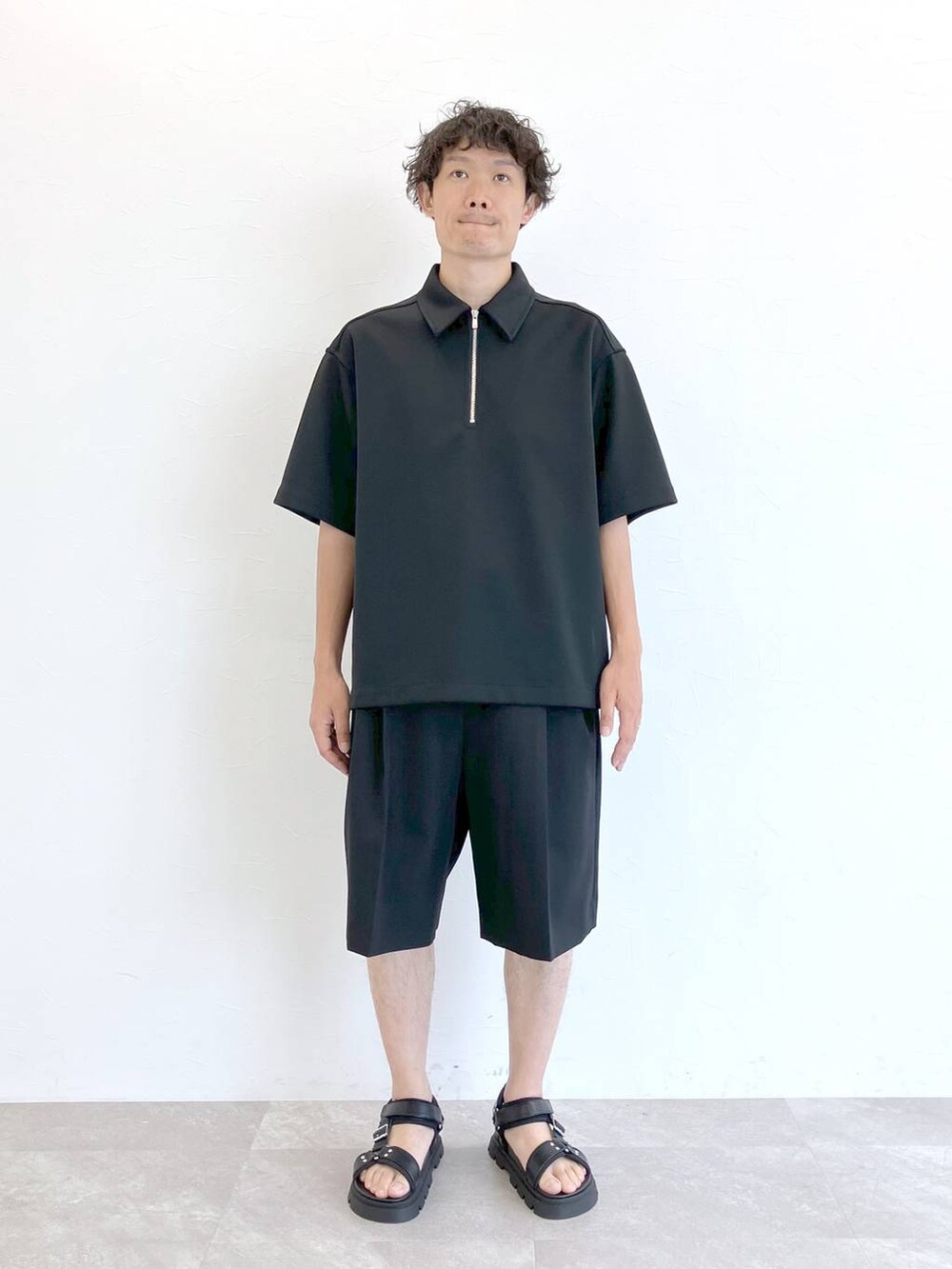 ブラック系のその他パンツを着用したメンズの夏コーディネートの5枚目の写真