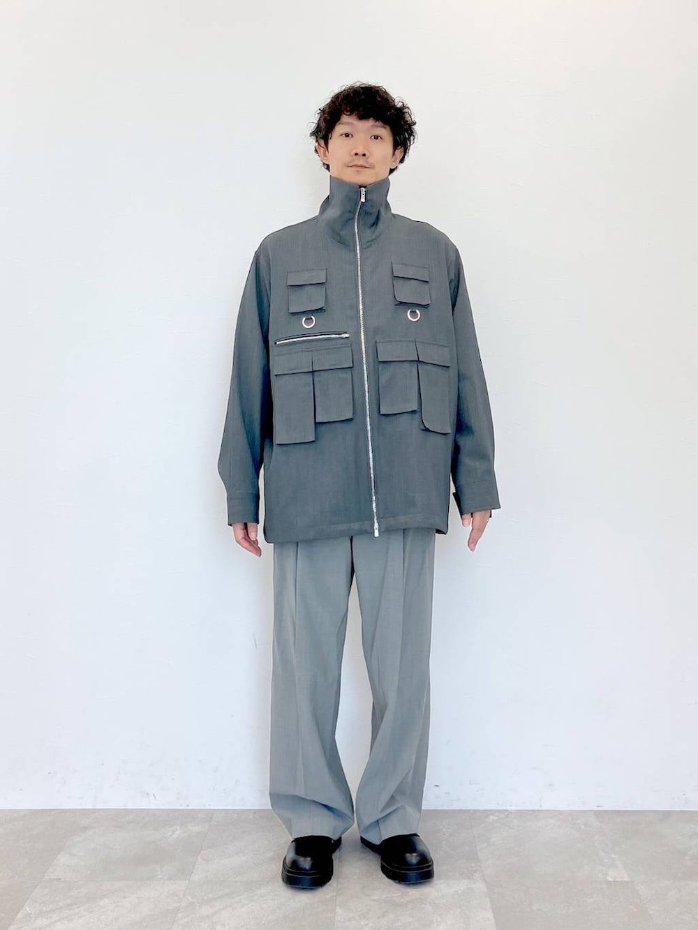 グレー系のブルゾン、グレー系のスラックス、グレー系のスラックスを着用したメンズの夏コーディネートの5枚目の写真
