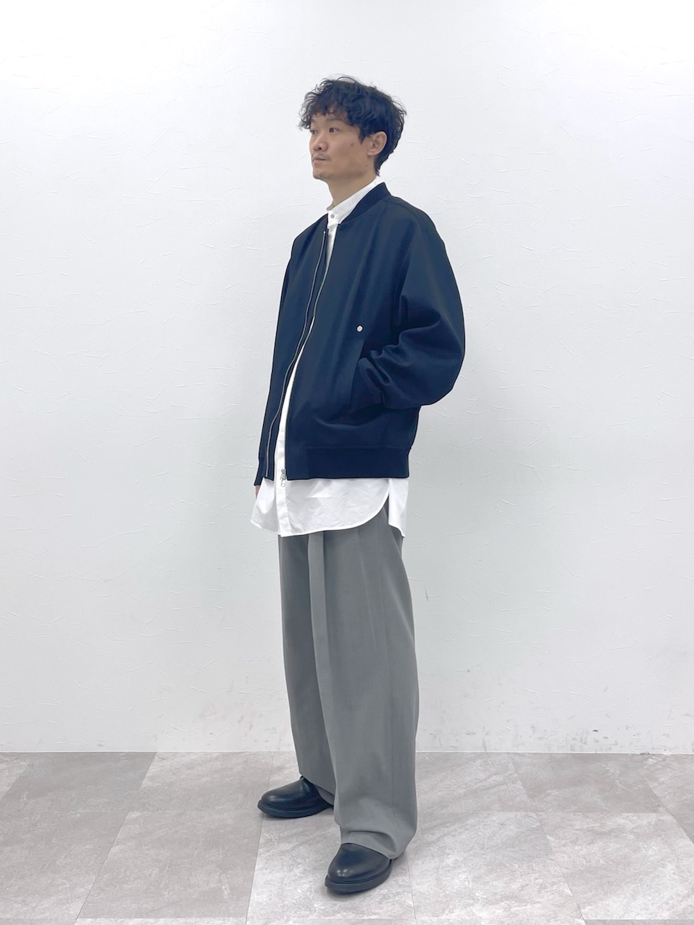 「STERNBERG、春コーデ、春アウター、MA-1、ブルゾン、モード、ワイドパンツ、グレー、シャツスタイル、きれいめカジュアル、大人カジュアル、上品、シンプルコーデ、高身長、モノトーン」｜「STERNBERGのSTERNBERG/ウールギャバボンバージャケット/987384（MA-1、ブラック系）」を使った、STERNBERGさん（メンズ・179cm）の冬コーディネートの3枚目の写真