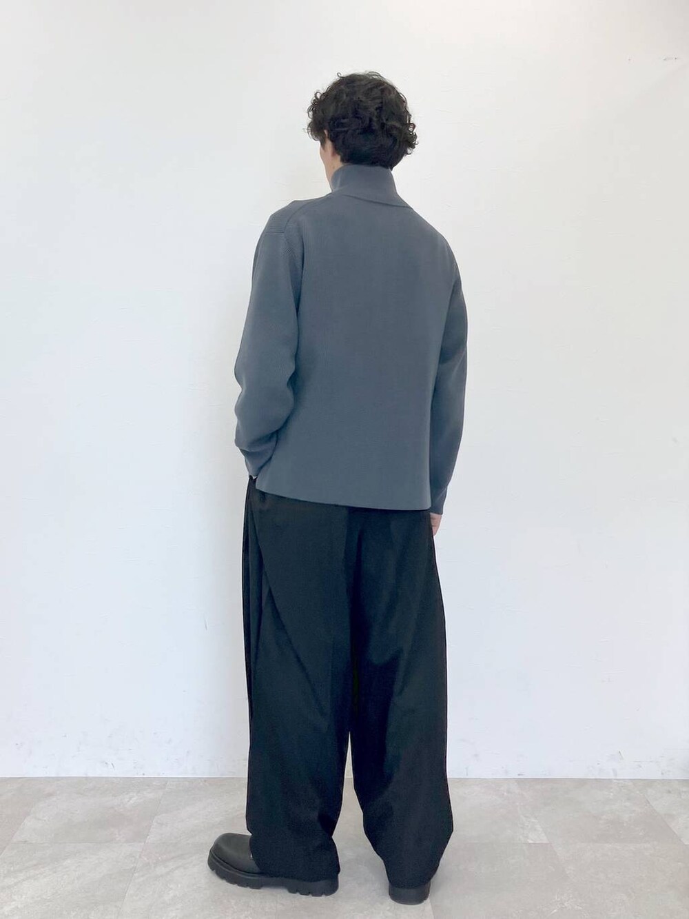 ブラック系のその他パンツ、グレー系のカーディガン/ボレロを着用したメンズの秋コーディネートの3枚目の写真