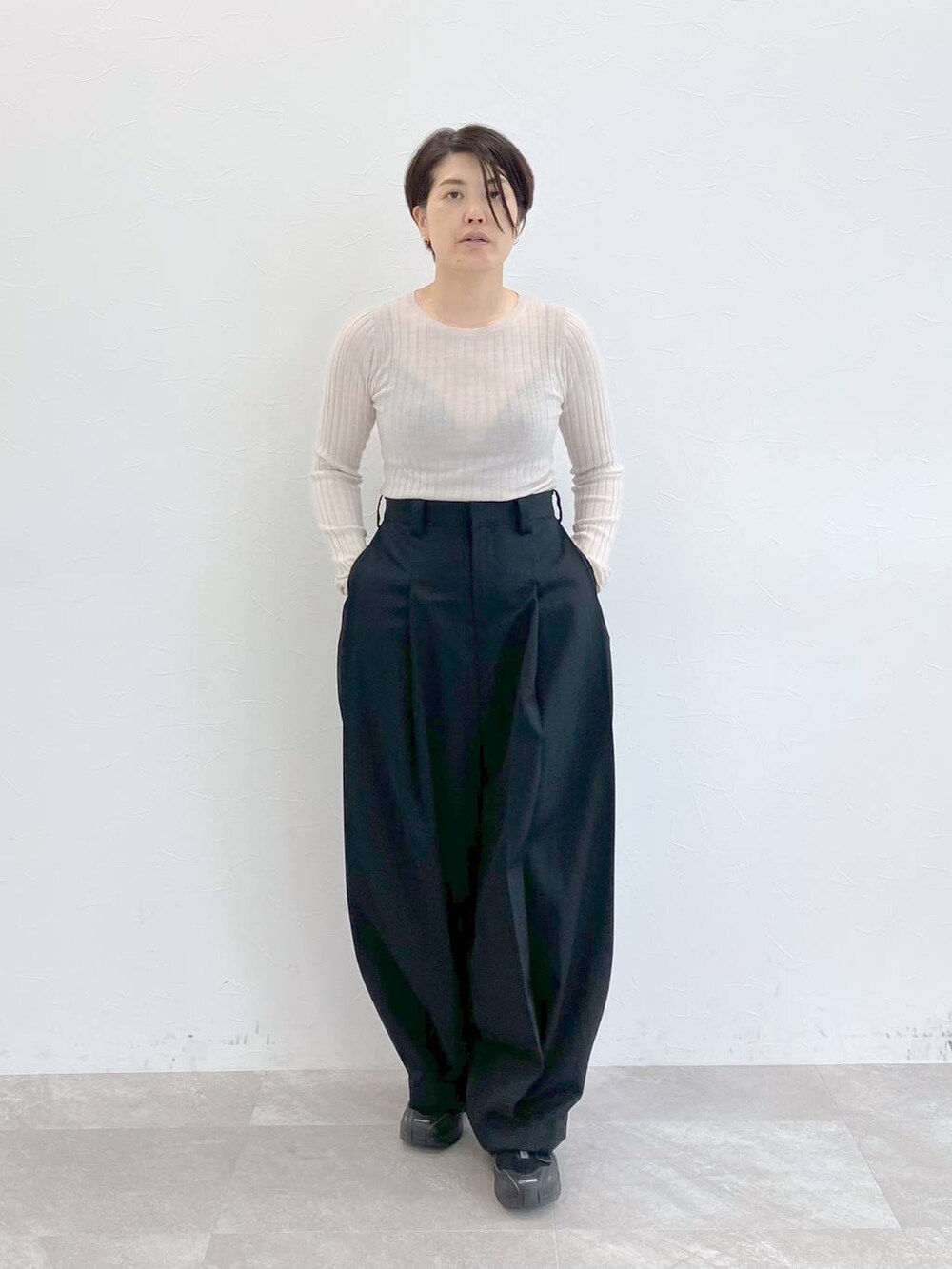 「モード、ベーシック/シンプル、ユニセックス、休日コーデ、高身長、高見え、リラックス、きれいめ、旅行、シンプルコーデ、STERNBERG、ダウンジャケット、冬コーデ、冬アウター、ニット」｜「STERNBERGのウールギャバワイドプリーツパンツ（その他パンツ、ブラック系）」を使った、STERNBERGさん（レディース・168cm）の秋コーディネートの7枚目の写真