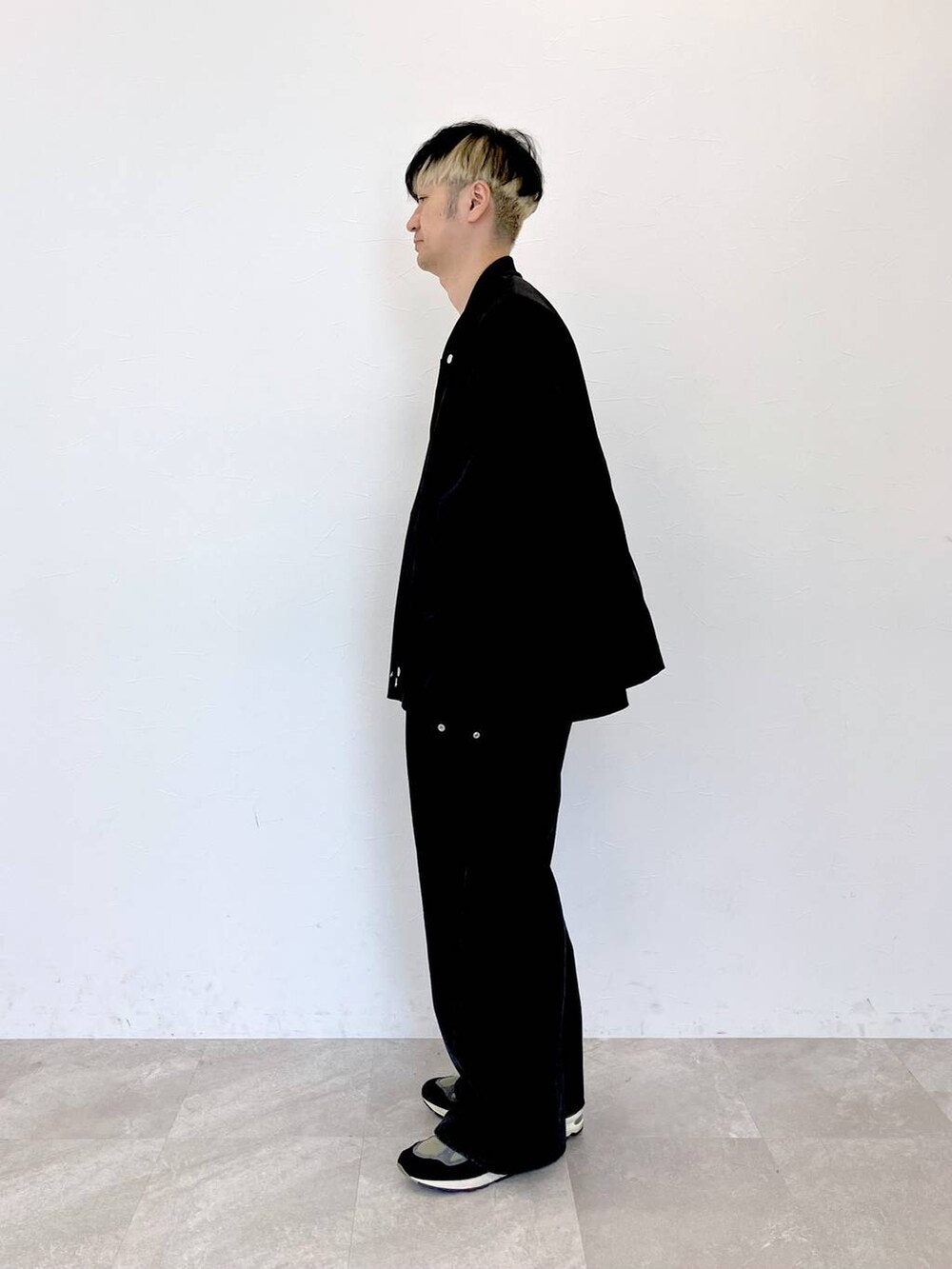 ブラック系のデニムパンツ、ブラック系のデニムパンツ、ブラック系のMA-1を着用したメンズの秋コーディネートの7枚目の写真