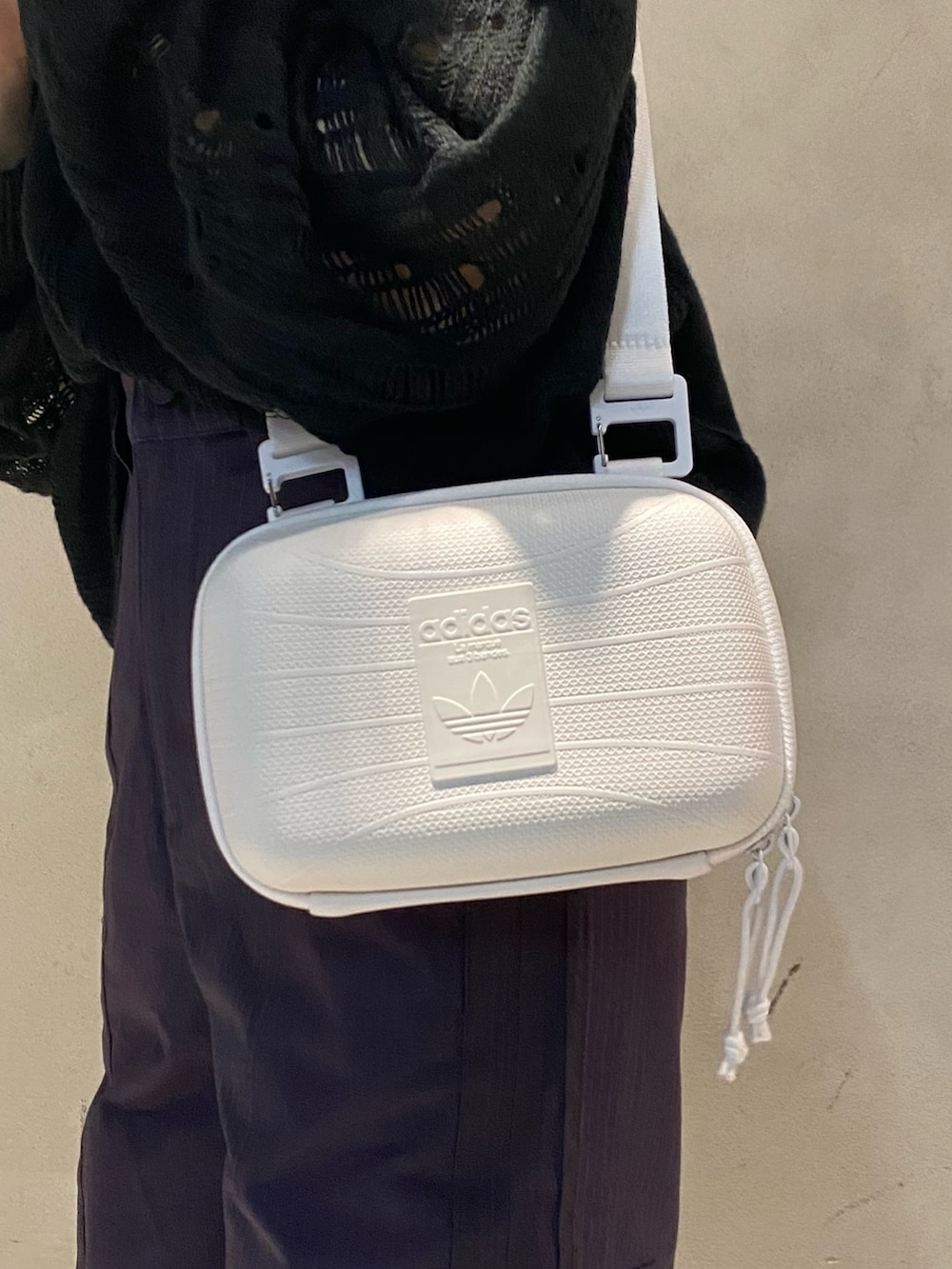 「スニーカー、ニット、ショルダーバッグ、adidas、アディダス、厚底シューズ、adidas originals、アディダスオリジナルス、オズガイア」｜「adidasのSST エアライナーバッグ / アディダスオリジナルス adidas Originals（ショルダーバッグ、ホワイト系）」を使った、村上さん（レディース・150cm）の冬コーディネートの3枚目の写真