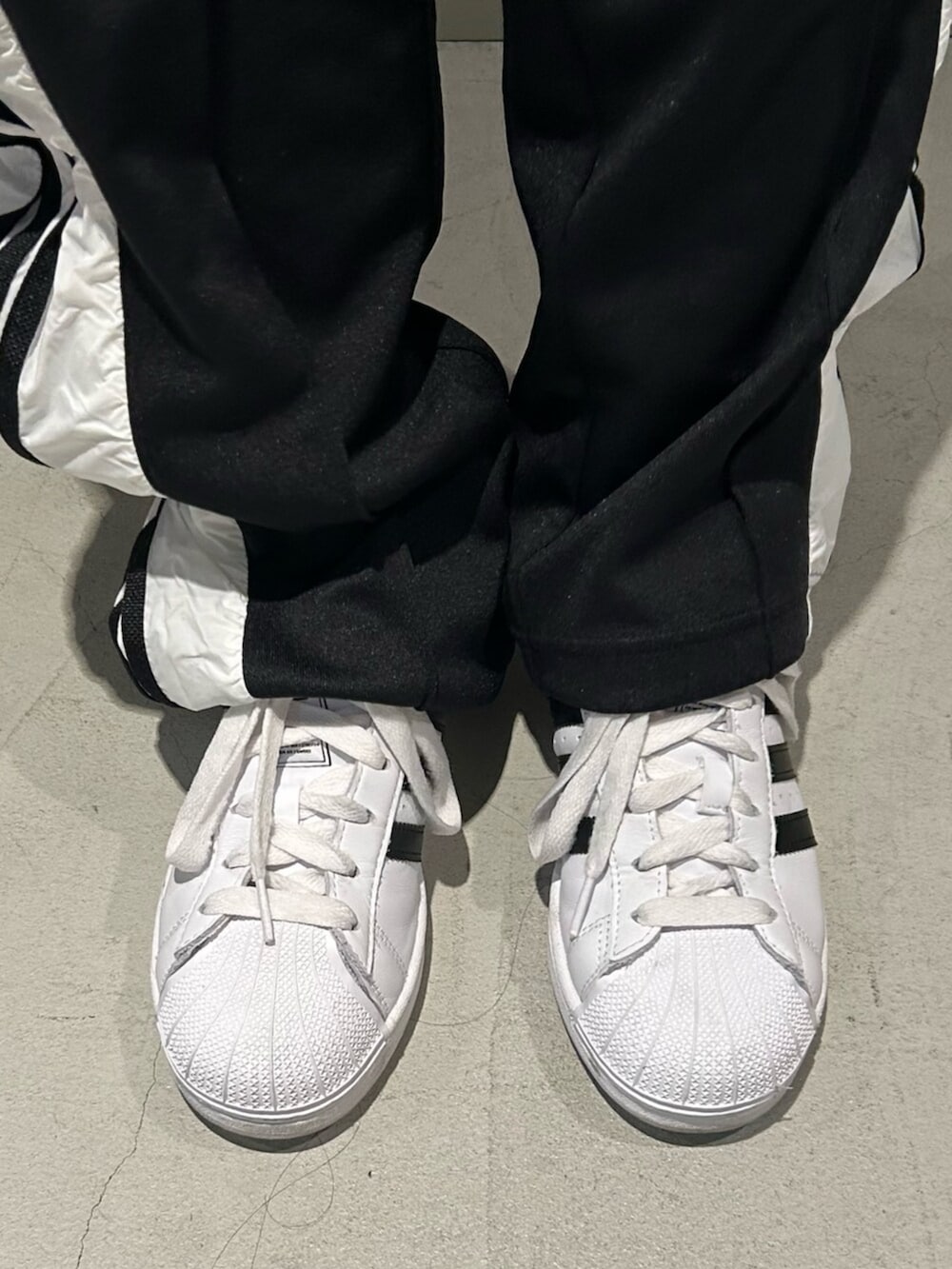 「スニーカー、adidas、ジャージ、ショルダーバック、トラックパンツ、adidas originals、スーパースター、ウインドブレーカー、トラックトップ」｜「adidasのアディダス オリジナルス R3CD ライトウェイトウインドブレーカー ボンバージャケット / アディダスオリジナルス adidas Originals（MA-1、ホワイト系）」を使った、村上さん（レディース・150cm）の春コーディネートの6枚目の写真