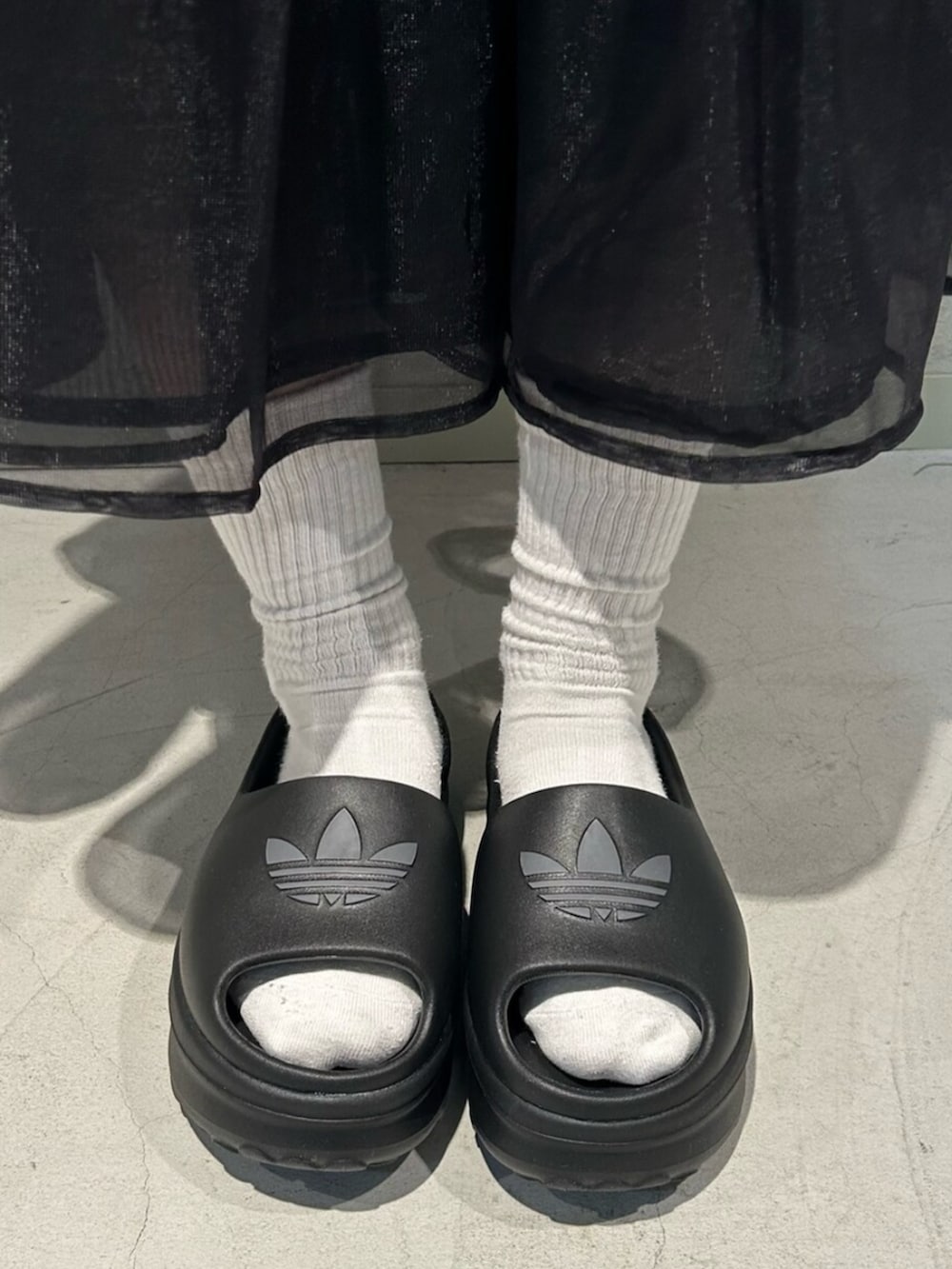 「adidasのウエストバンド チュール マキシスカート / アディダスオリジナルス adidas Originals（スカート、ブラック系）」を使った、村上さん（レディース・150cm）の春コーディネートの3枚目の写真