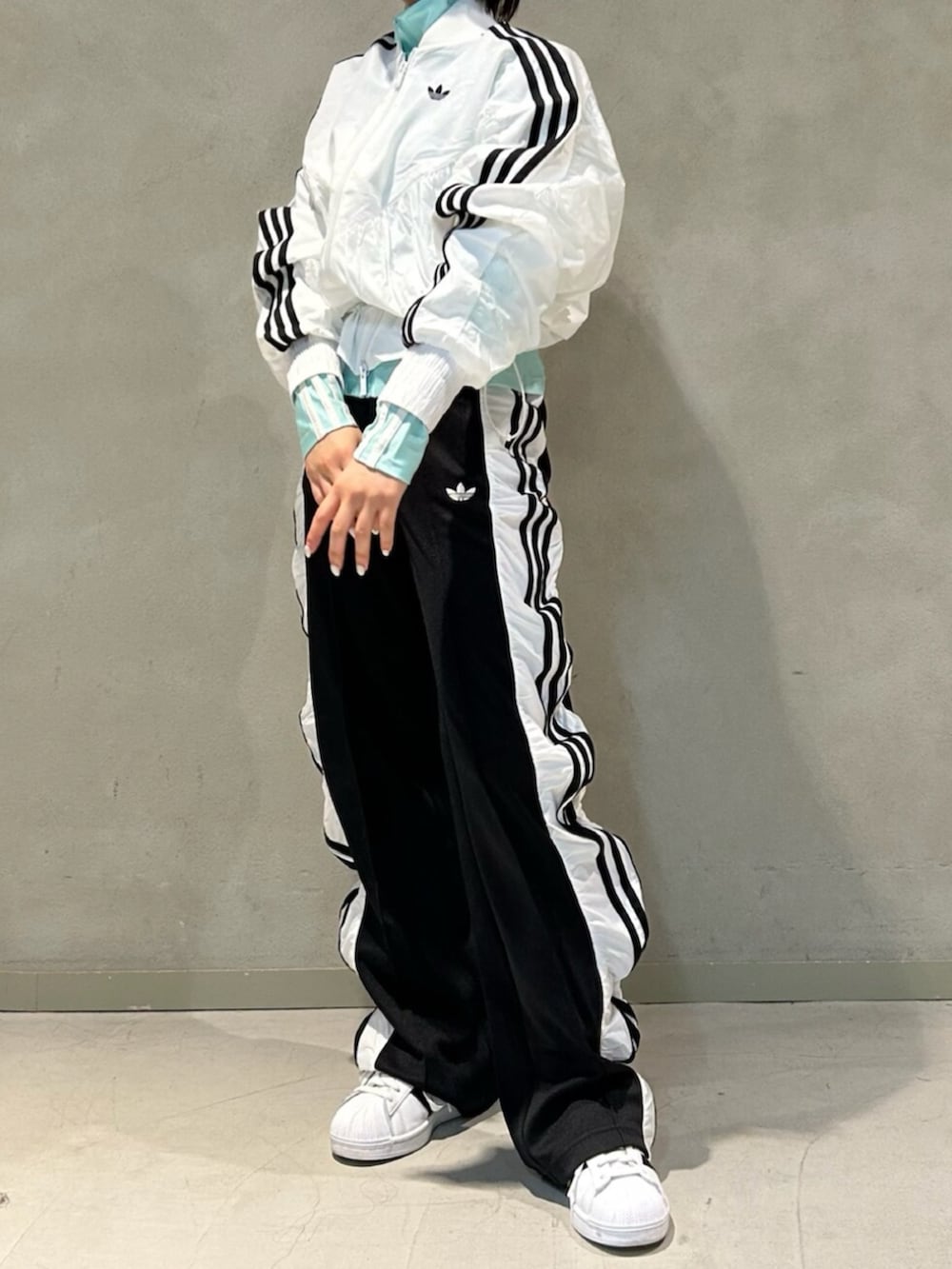 「スニーカー、adidas、ジャージ、ショルダーバック、トラックパンツ、adidas originals、スーパースター、ウインドブレーカー、トラックトップ」｜「adidasのアディダス オリジナルス R3CD ライトウェイトウインドブレーカー ボンバージャケット / アディダスオリジナルス adidas Originals（MA-1、ホワイト系）」を使った、村上さん（レディース・150cm）の春コーディネートの4枚目の写真