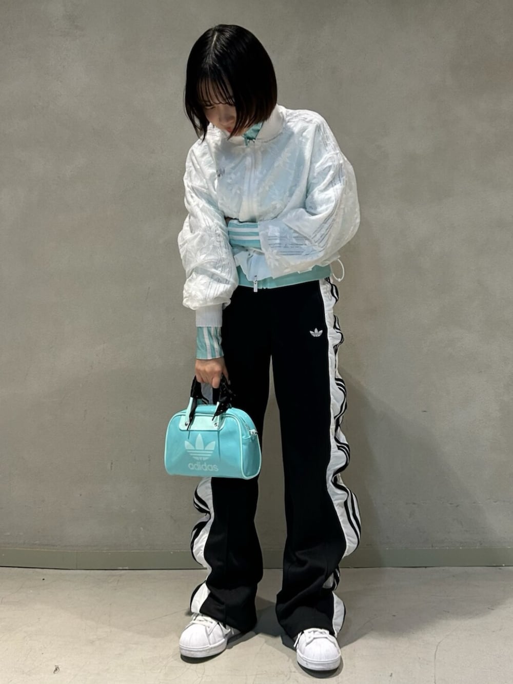 「スニーカー、adidas、ジャージ、ショルダーバック、トラックパンツ、adidas originals、スーパースター、ウインドブレーカー、トラックトップ」｜「adidasのアディダス オリジナルス R3CD ライトウェイトウインドブレーカー ボンバージャケット / アディダスオリジナルス adidas Originals（MA-1、ホワイト系）」を使った、村上さん（レディース・150cm）の春コーディネートの2枚目の写真