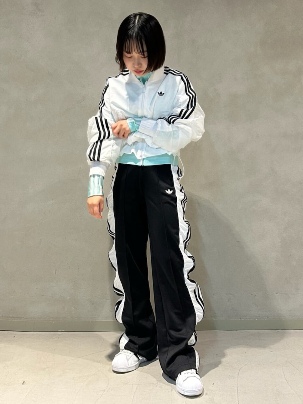 「スニーカー、adidas、ジャージ、ショルダーバック、トラックパンツ、adidas originals、スーパースター、ウインドブレーカー、トラックトップ」｜「adidasのアディダス オリジナルス R3CD ライトウェイトウインドブレーカー ボンバージャケット / アディダスオリジナルス adidas Originals（MA-1、ホワイト系）」を使った、村上さん（レディース・150cm）の春コーディネートの3枚目の写真