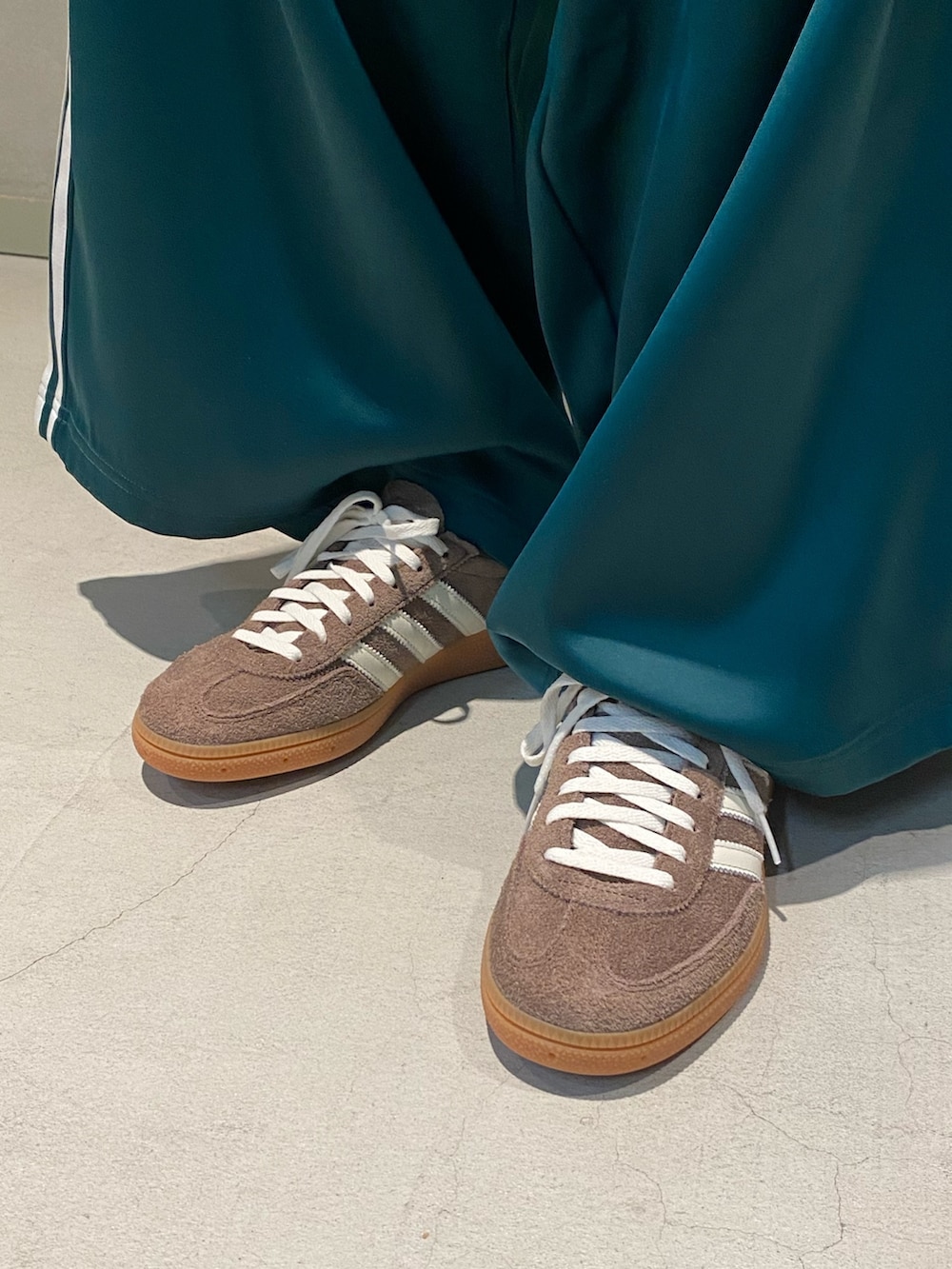 「スニーカー、ショルダーバッグ、adidas、ジャージ、アディダス、トラックパンツ、adidas originals、トラックジャケット、アディダスオリジナルス、ハンドボールスペツィアル」｜「adidasのサテン ワイドレッグ トラックパンツ / アディダスオリジナルス adidas Originals（スウェットパンツ、グリーン系）」を使った、村上さん（レディース・150cm）の春コーディネートの3枚目の写真