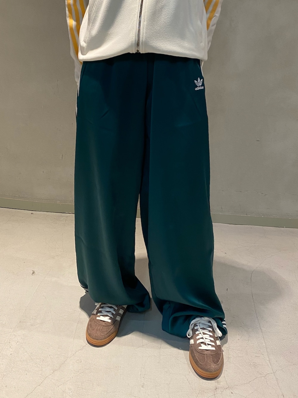 「スニーカー、ショルダーバッグ、adidas、ジャージ、アディダス、トラックパンツ、adidas originals、トラックジャケット、アディダスオリジナルス、ハンドボールスペツィアル」｜「adidasのサテン ワイドレッグ トラックパンツ / アディダスオリジナルス adidas Originals（スウェットパンツ、グリーン系）」を使った、村上さん（レディース・150cm）の春コーディネートの2枚目の写真