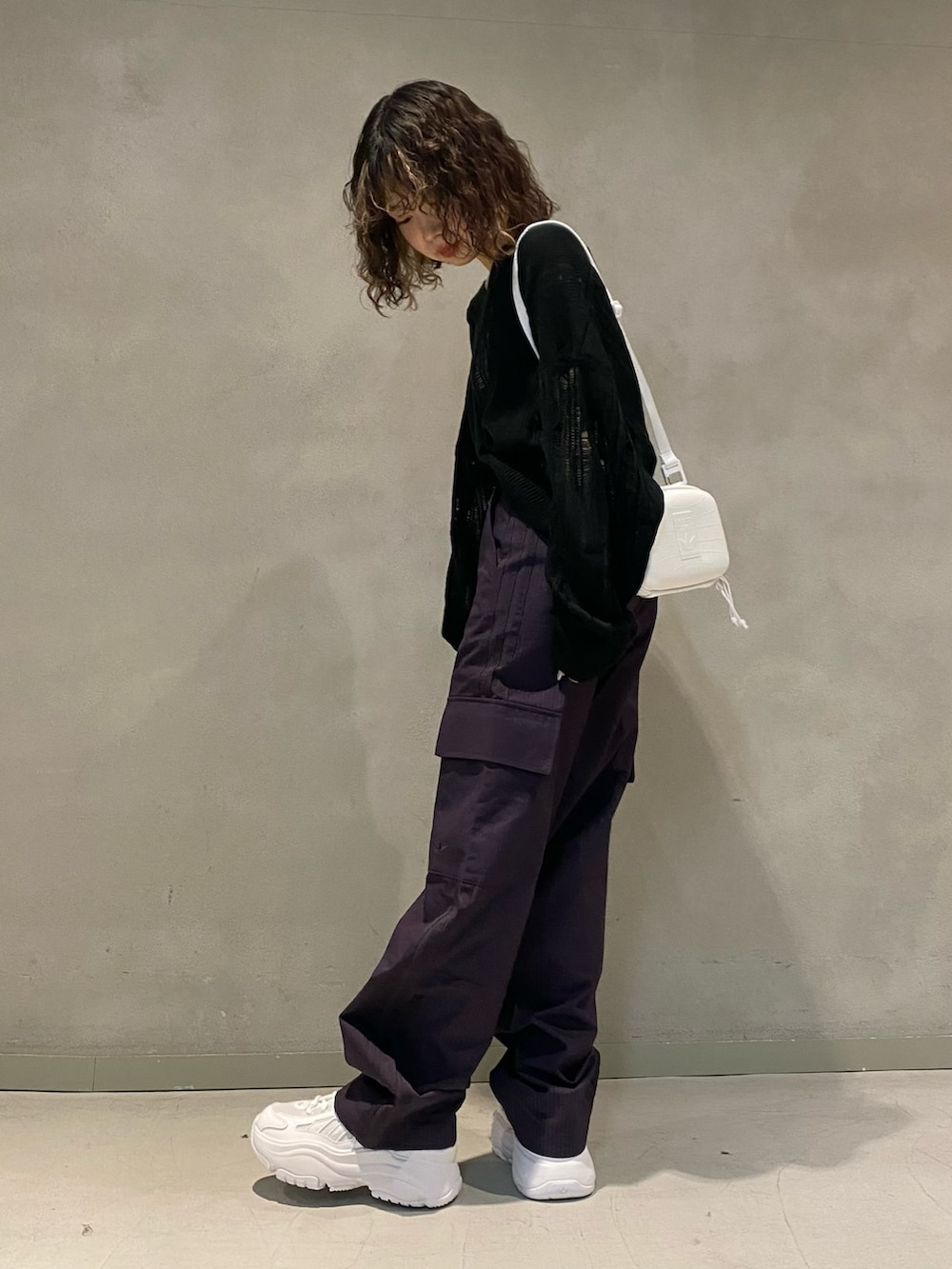 「スニーカー、ニット、ショルダーバッグ、adidas、アディダス、厚底シューズ、adidas originals、アディダスオリジナルス、オズガイア」｜「adidasのSST エアライナーバッグ / アディダスオリジナルス adidas Originals（ショルダーバッグ、ホワイト系）」を使った、村上さん（レディース・150cm）の冬コーディネートの2枚目の写真