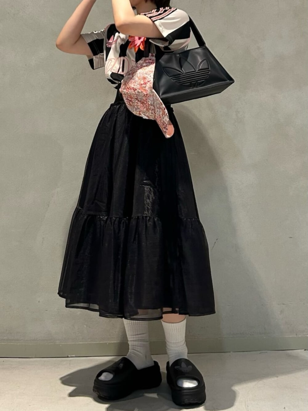 「adidasのウエストバンド チュール マキシスカート / アディダスオリジナルス adidas Originals（スカート、ブラック系）」を使った、村上さん（レディース・150cm）の春コーディネートの2枚目の写真