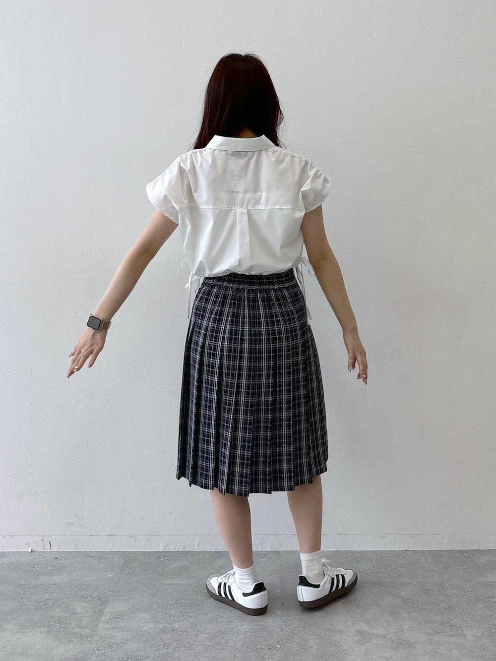 ホワイト系のシャツ/ブラウス、ブルー系のスカートを着用したレディースの春コーディネートの4枚目の写真