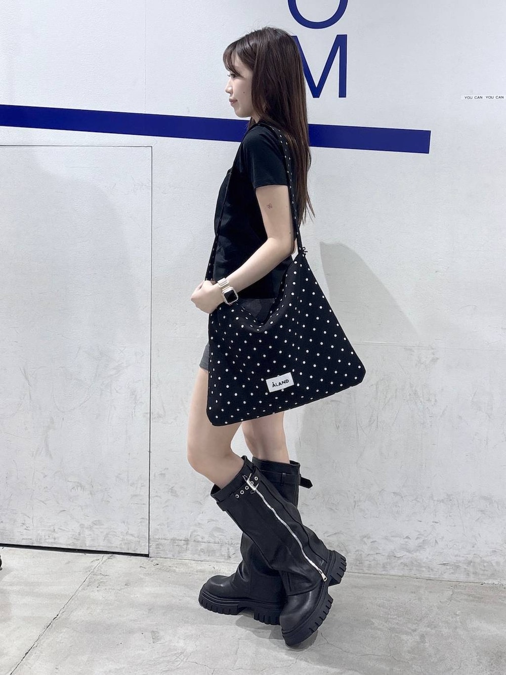 その他のトートバッグ、ブラック系のブーツ、グレー系のその他パンツを着用したレディースの夏コーディネートの3枚目の写真