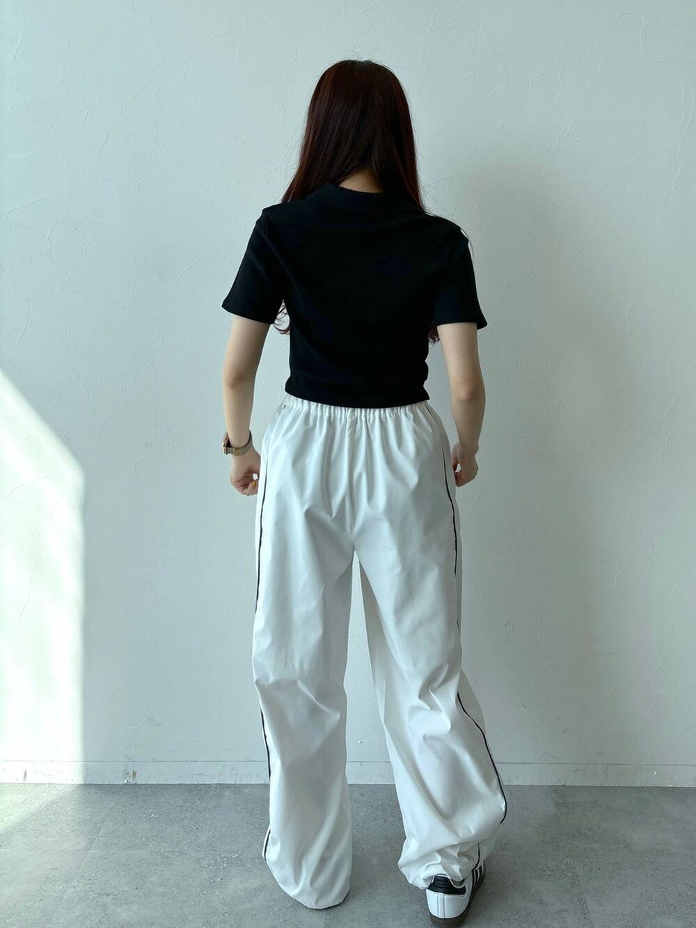 ホワイト系のその他パンツ、ブラック系のTシャツ/カットソーを着用したレディースの夏コーディネートの4枚目の写真