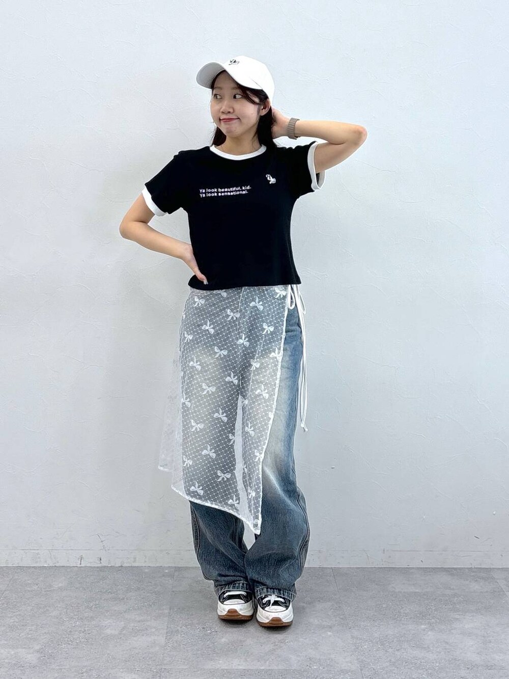 ブルー系のその他パンツ、その他のスカートを着用したレディースの夏コーディネートの2枚目の写真
