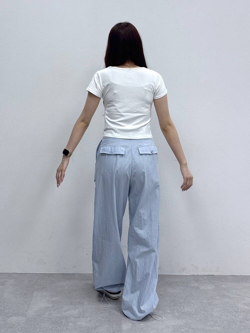 ブルー系のその他パンツ、ホワイト系のTシャツ/カットソーを着用したレディースの夏コーディネートの4枚目の写真