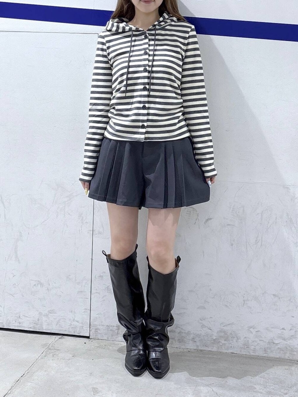 ホワイト系のカーディガン/ボレロ、グレー系のその他パンツ、ブラック系のブーツを着用したレディースの春コーディネートの2枚目の写真