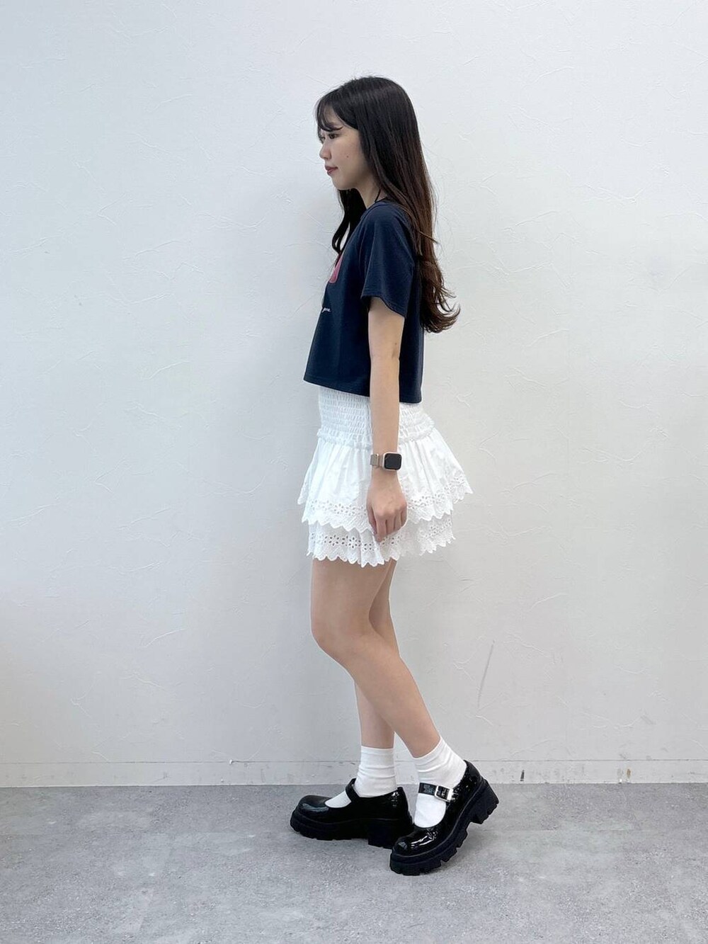 ホワイト系のスカート、ブルー系のTシャツ/カットソーを着用したレディースの春コーディネートの3枚目の写真