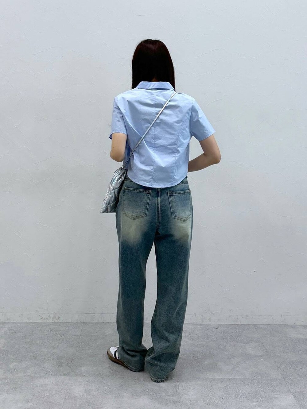 ブルー系のデニムパンツ、シルバー系のショルダーバッグ、ブルー系のシャツ/ブラウスを着用したレディースの夏コーディネートの5枚目の写真