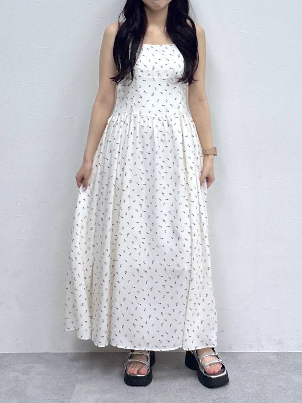 その他のサンダル、ブラック系のカーディガン/ボレロ、ホワイト系のワンピースを着用したレディースの春コーディネートの2枚目の写真