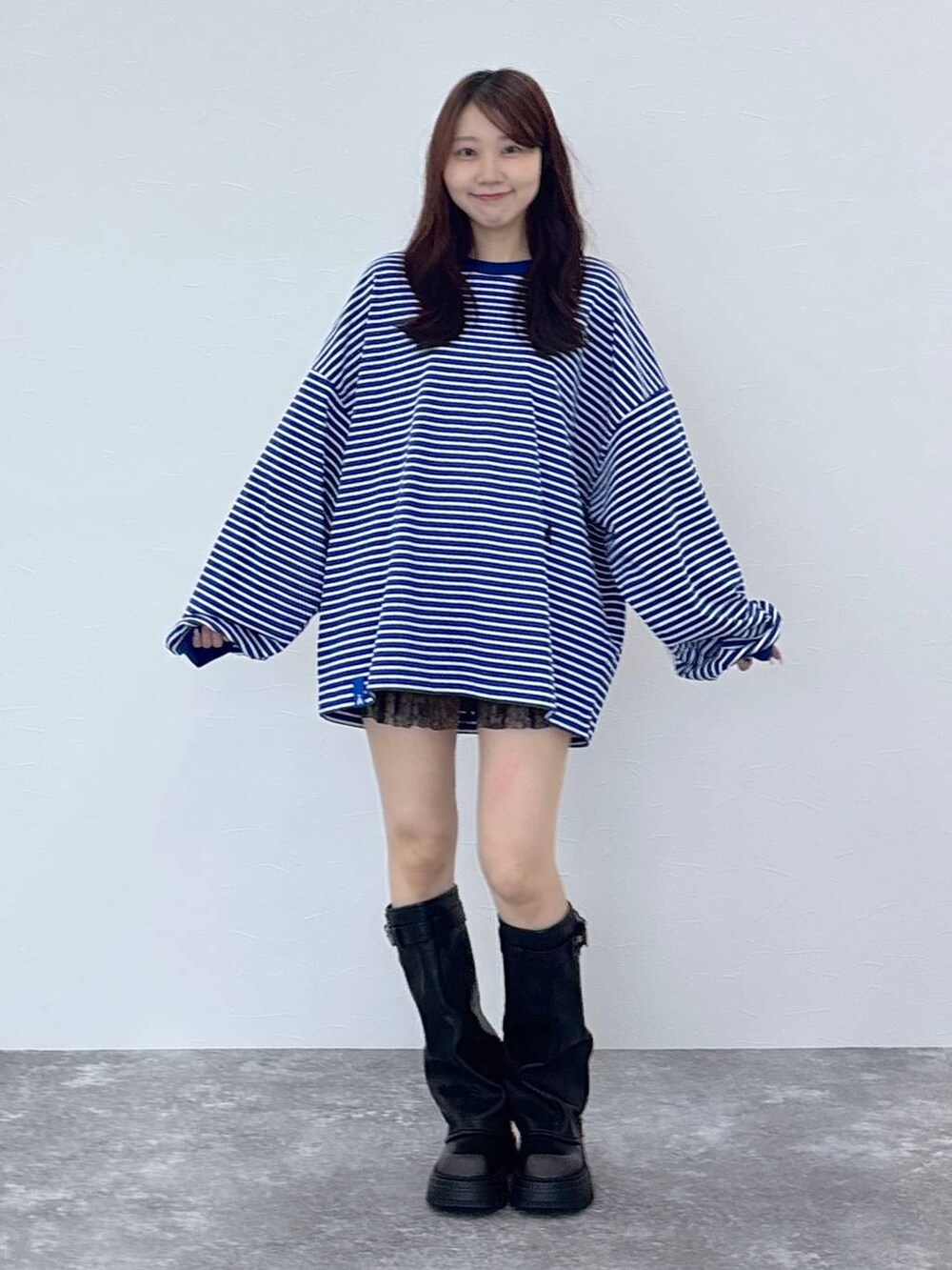 ブラック系のその他パンツ、ブラック系のブーツ、ブルー系のTシャツ/カットソーを着用したレディースの夏コーディネートの2枚目の写真