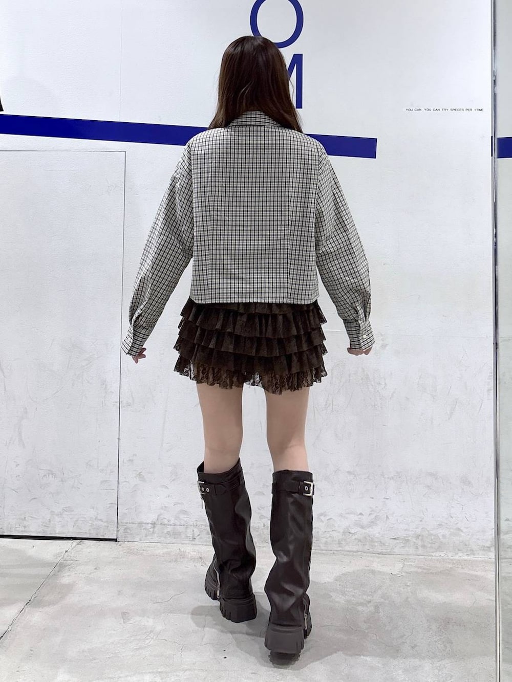 ブラウン系のブーツ、その他のシャツ/ブラウスを着用したレディースの夏コーディネートの4枚目の写真